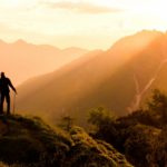 登山ハイキングを楽しむカップル