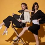 白黒基調ファッションの若い女性モデル2人